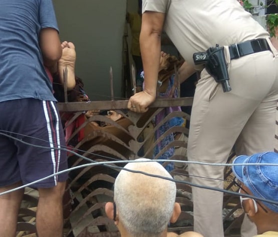 चौथी मंजिल से गिरा-ग्रिल में अटका, दिल्ली के युवक को छूकर निकली मौत!