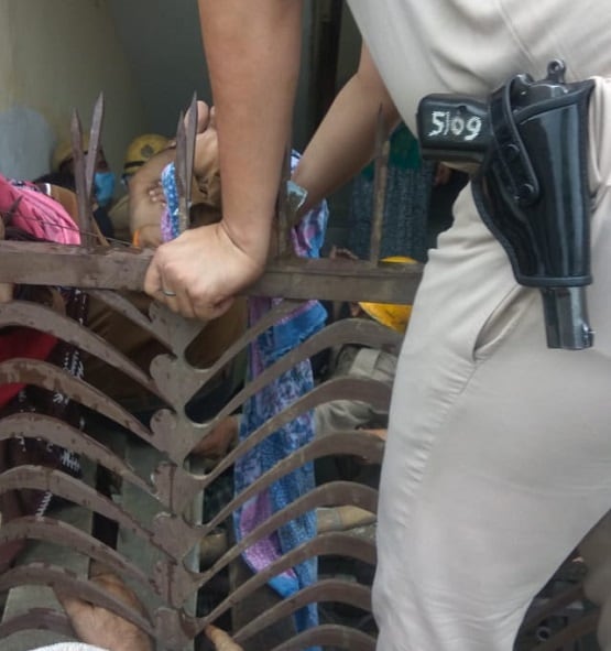 चौथी मंजिल से गिरा-ग्रिल में अटका, दिल्ली के युवक को छूकर निकली मौत!