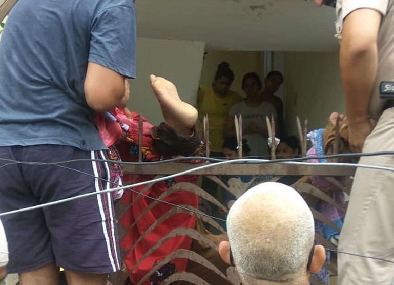 चौथी मंजिल से गिरा-ग्रिल में अटका, दिल्ली के युवक को छूकर निकली मौत!