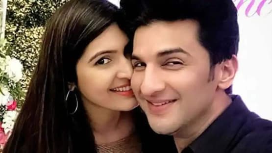 कोरोना से नहीं डरी मोहब्बतें, लॉकडाउन में इन सेलेब्स ने लिए 7 फेरे