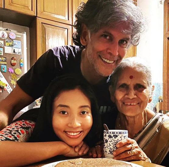 वेड‍िंग स्पॉट पहुंचे मिलिंद सोमन, पत्नी के बालों में चंपी देते आए नजर