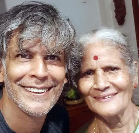 81वें बर्थडे पर मिलिंद सोमन की मां ने लगाए पुशअप्स, शेयर किया Video