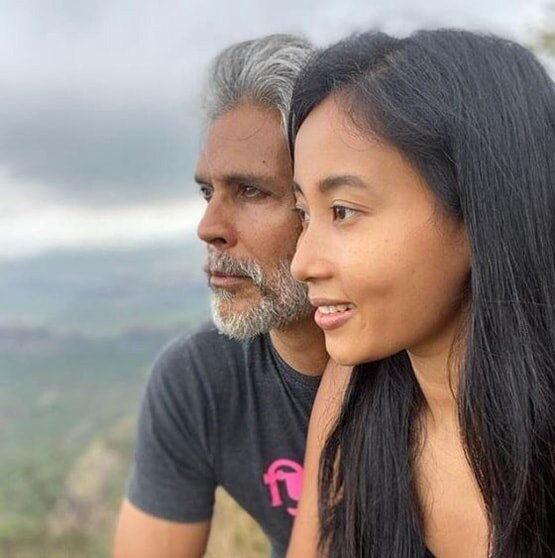 वेड‍िंग स्पॉट पहुंचे मिलिंद सोमन, पत्नी के बालों में चंपी देते आए नजर