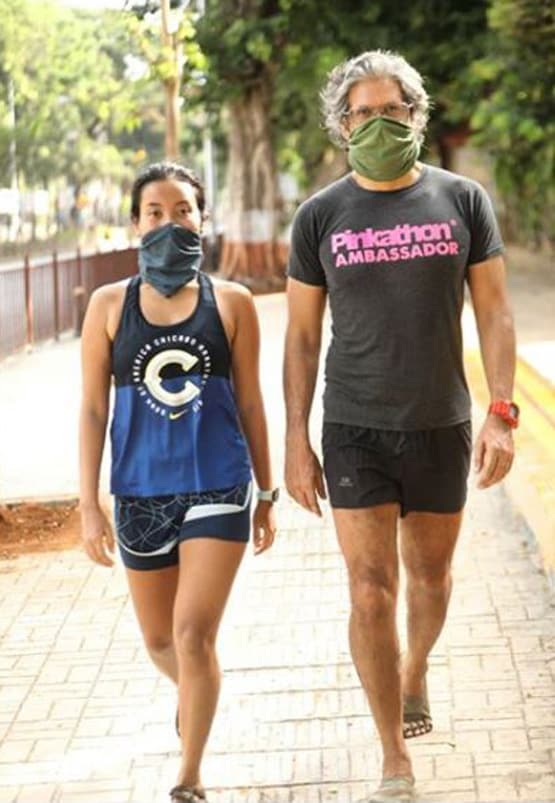 वेड‍िंग स्पॉट पहुंचे मिलिंद सोमन, पत्नी के बालों में चंपी देते आए नजर