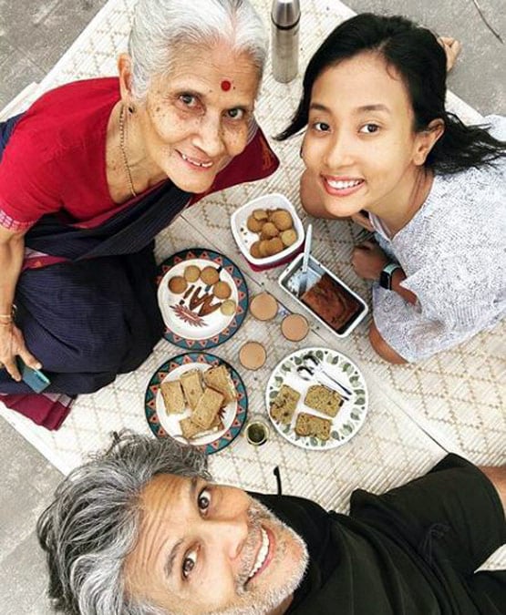 81वें बर्थडे पर मिलिंद सोमन की मां ने लगाए पुशअप्स, शेयर किया Video