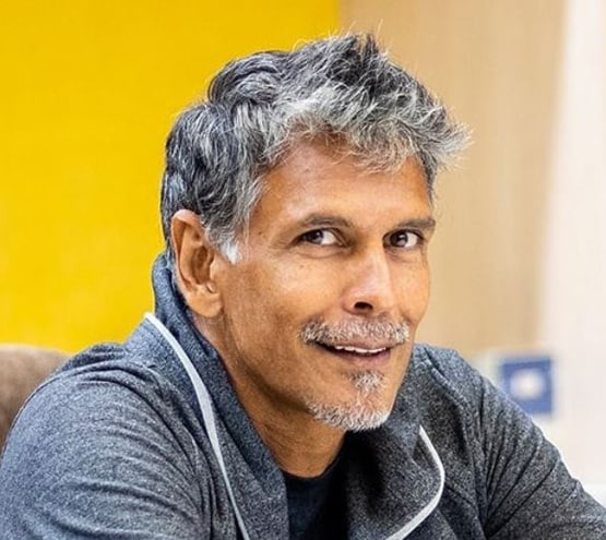 वेड‍िंग स्पॉट पहुंचे मिलिंद सोमन, पत्नी के बालों में चंपी देते आए नजर