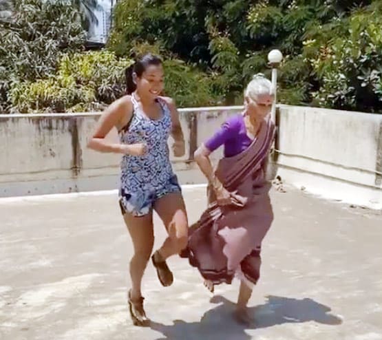 81वें बर्थडे पर मिलिंद सोमन की मां ने लगाए पुशअप्स, शेयर किया Video