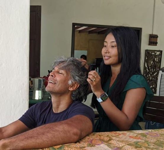 वेड‍िंग स्पॉट पहुंचे मिलिंद सोमन, पत्नी के बालों में चंपी देते आए नजर