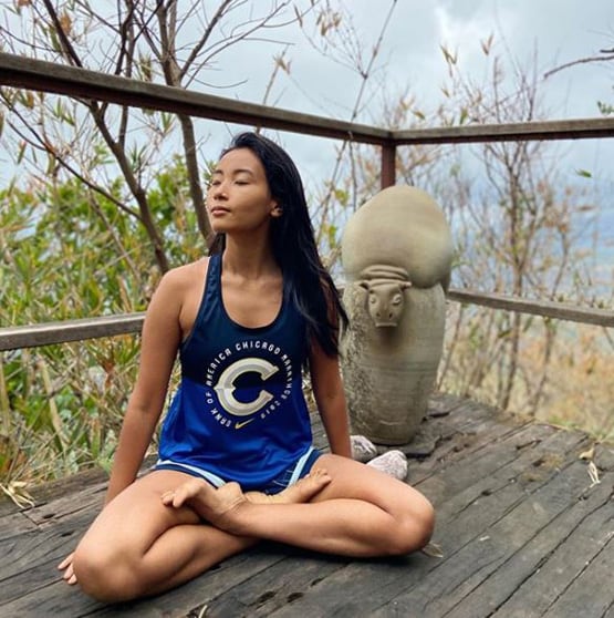 वेड‍िंग स्पॉट पहुंचे मिलिंद सोमन, पत्नी के बालों में चंपी देते आए नजर