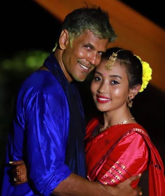 वेड‍िंग स्पॉट पहुंचे मिलिंद सोमन, पत्नी के बालों में चंपी देते आए नजर