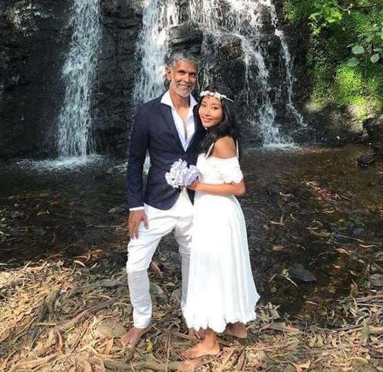 वेड‍िंग स्पॉट पहुंचे मिलिंद सोमन, पत्नी के बालों में चंपी देते आए नजर