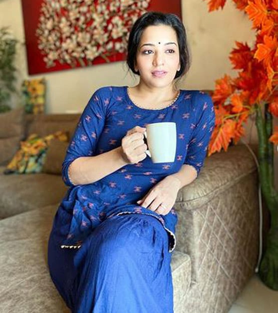 घर में कॉफी एंजॉय कर रही थीं मोनालिसा, पति ने चुपके से खींची Photos