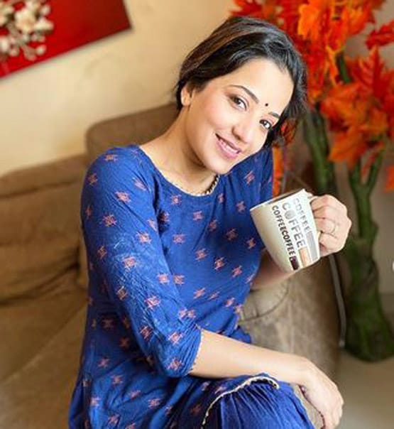 घर में कॉफी एंजॉय कर रही थीं मोनालिसा, पति ने चुपके से खींची Photos