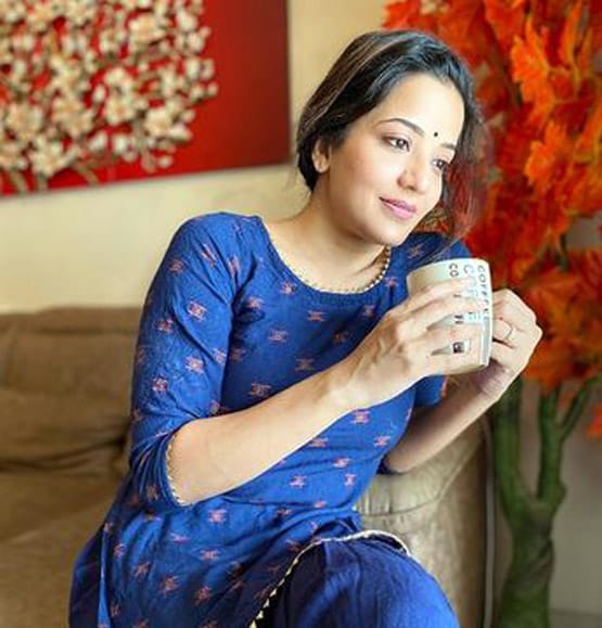 घर में कॉफी एंजॉय कर रही थीं मोनालिसा, पति ने चुपके से खींची Photos