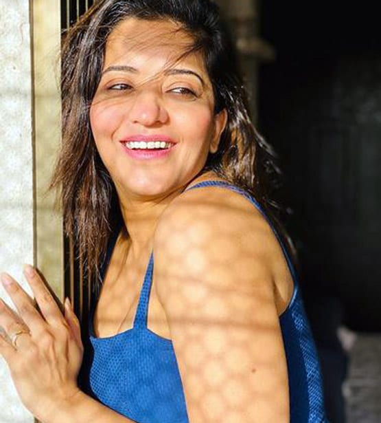 घर में कॉफी एंजॉय कर रही थीं मोनालिसा, पति ने चुपके से खींची Photos