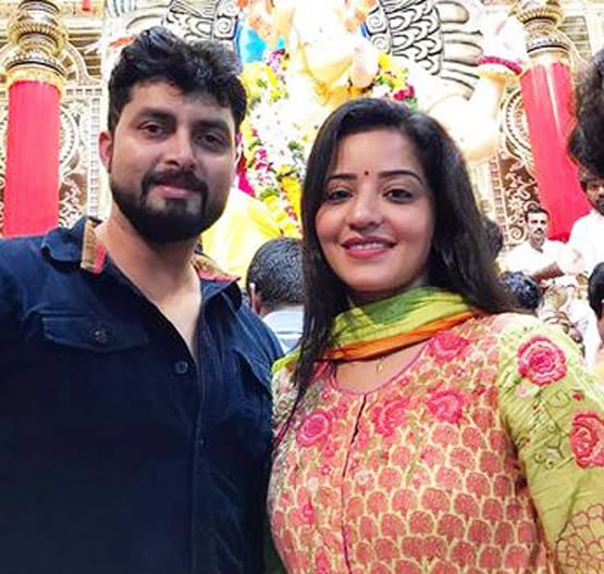 घर में कॉफी एंजॉय कर रही थीं मोनालिसा, पति ने चुपके से खींची Photos