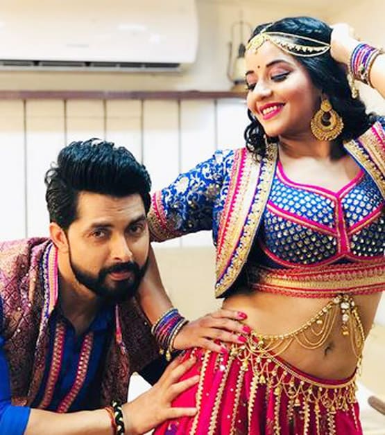 घर में कॉफी एंजॉय कर रही थीं मोनालिसा, पति ने चुपके से खींची Photos