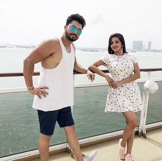 घर में कॉफी एंजॉय कर रही थीं मोनालिसा, पति ने चुपके से खींची Photos