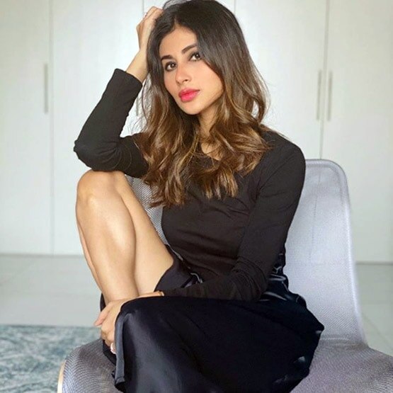 पूल किनारे मौसम का मजा ले रहीं मौनी रॉय, शेयर की फोटोज