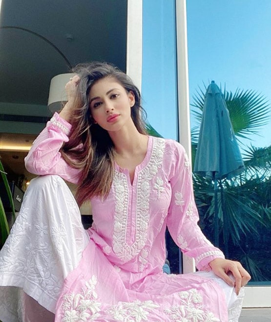 पूल किनारे मौसम का मजा ले रहीं मौनी रॉय, शेयर की फोटोज