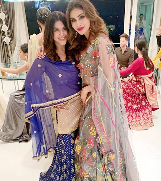 पूल किनारे मौसम का मजा ले रहीं मौनी रॉय, शेयर की फोटोज