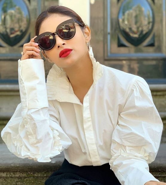 पूल किनारे मौसम का मजा ले रहीं मौनी रॉय, शेयर की फोटोज