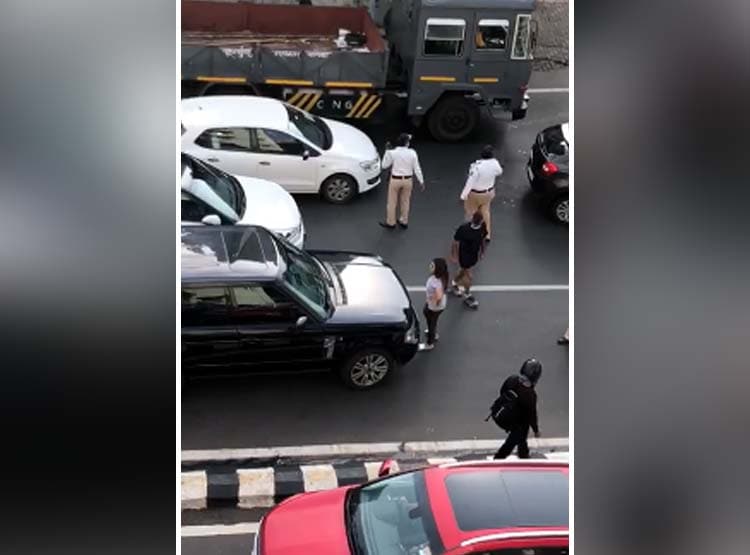 दूसरी महिला के साथ कार में था पति, बोनट पर चढ़ पत्नी ने किया हंगामा