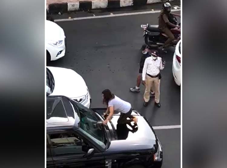 दूसरी महिला के साथ कार में था पति, बोनट पर चढ़ पत्नी ने किया हंगामा