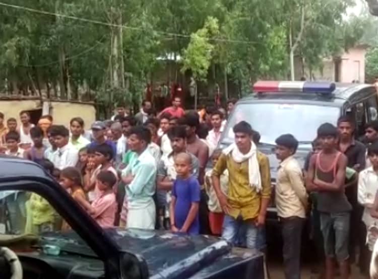 शादी के बाद भी प्रेमी से मिलती थी बेटी, कत्ल कर बाग में फेंका