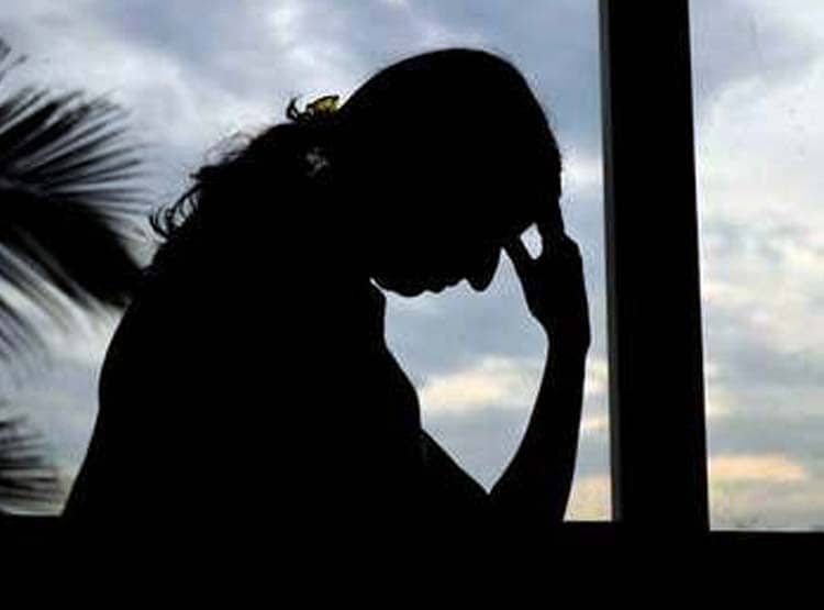 ऑनलाइन पढ़ रही थी छात्रा, छोटी बहन ने फोन छीना तो किया सुसाइड