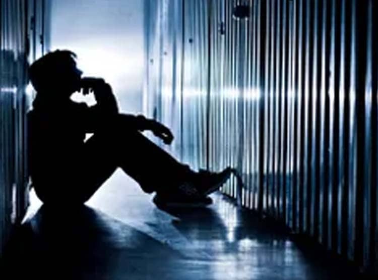 6 लाख के कर्ज में दबा था शख्स, पत्नी-बच्चों की हत्या कर किया सुसाइड