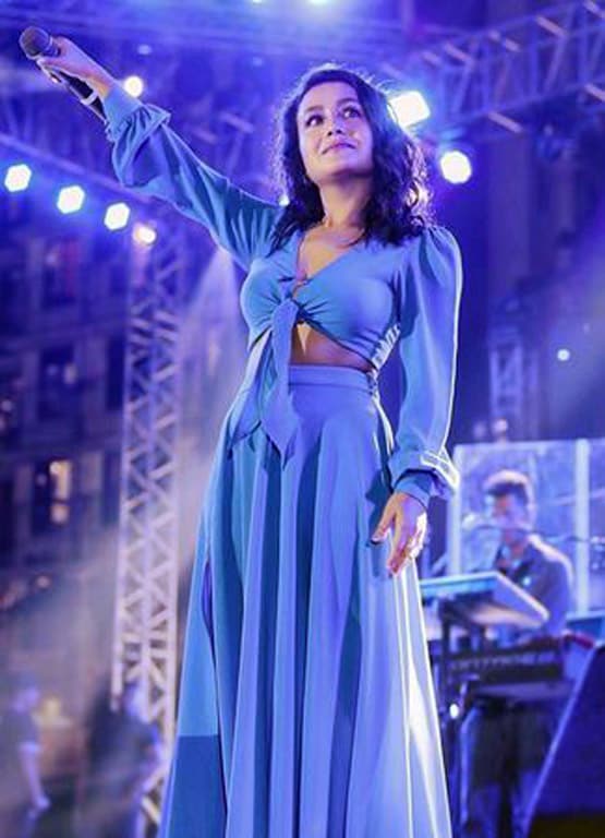 कॉन्सर्ट्स के दिनों को याद कर रहीं नेहा कक्कड़, शेयर की स्टेज की तस्वीरें