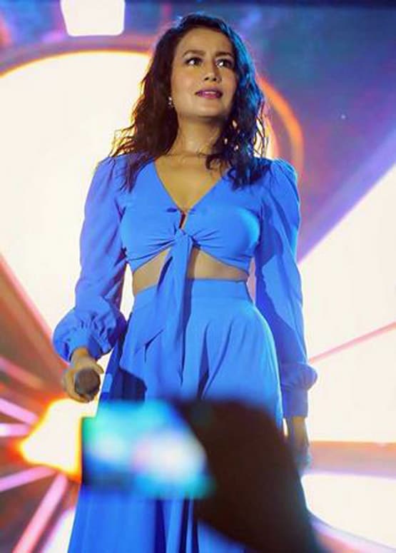 कॉन्सर्ट्स के दिनों को याद कर रहीं नेहा कक्कड़, शेयर की स्टेज की तस्वीरें