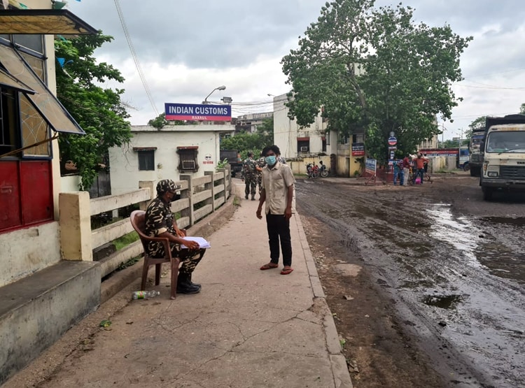 बॉर्डर पर चोर-पुलिस का खेल, भारतीय सीमा में नेपाल लगा-हटा रहा होर्डिंग