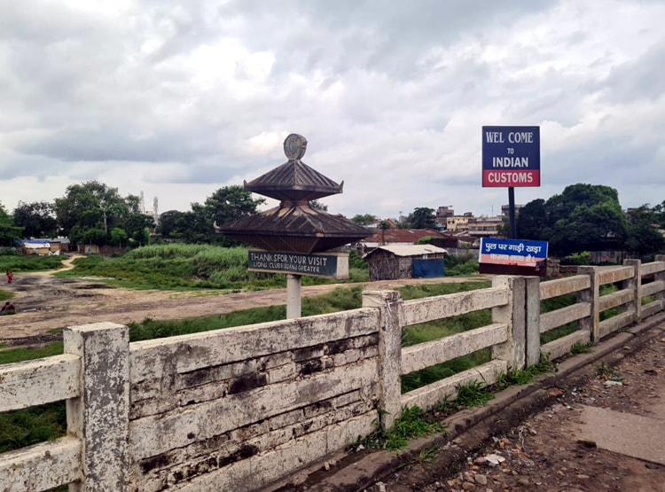 बॉर्डर पर चोर-पुलिस का खेल, भारतीय सीमा में नेपाल लगा-हटा रहा होर्डिंग