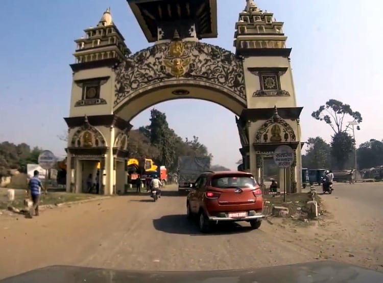 बॉर्डर पर चोर-पुलिस का खेल, भारतीय सीमा में नेपाल लगा-हटा रहा होर्डिंग