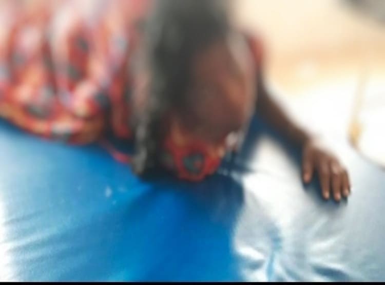 अंधविश्वास: युवती पड़ी बीमार तो इलाज के नाम पर खिला दिया सुअर का मल