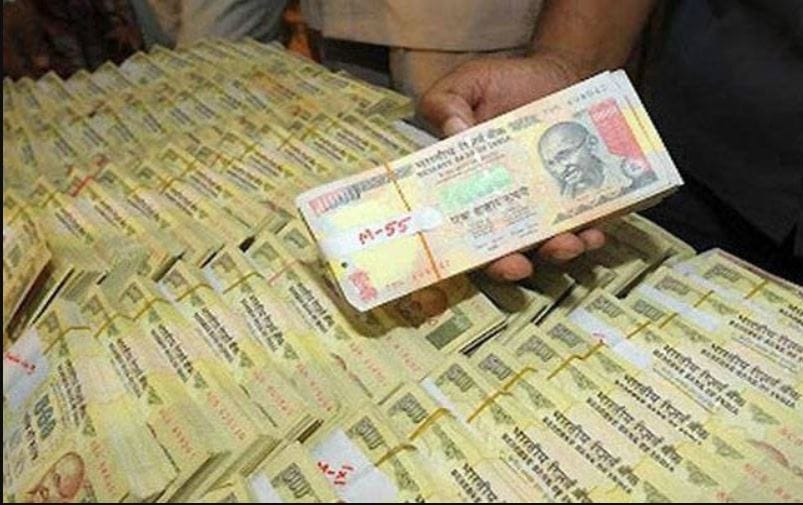 मैदान में अचानक उड़ने लगे 500 -1000 के पुराने नोट, पुलिस के भी उड़े होश