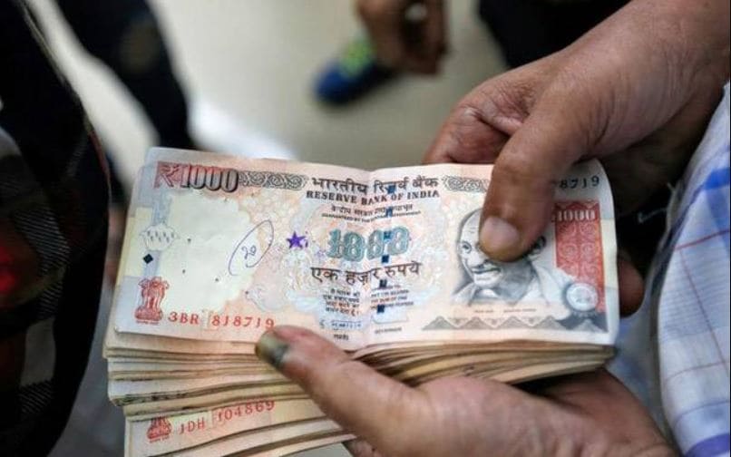 नोटबंदी के 4 साल बाद पुराने नोट लेकर बैंक पहुंचे नेत्रहीन दंपति, फिर...