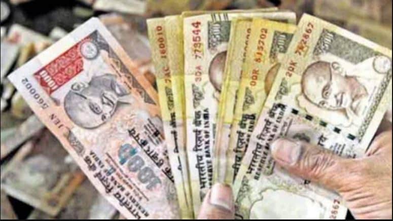 मैदान में अचानक उड़ने लगे 500 -1000 के पुराने नोट, पुलिस के भी उड़े होश