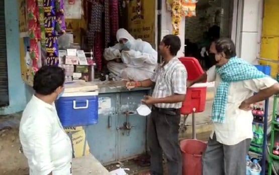 वाराणसी: PPE किट पहनकर बेचा जा रहा है मशहूर बनारसी पान