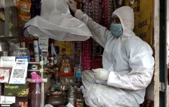 वाराणसी: PPE किट पहनकर बेचा जा रहा है मशहूर बनारसी पान