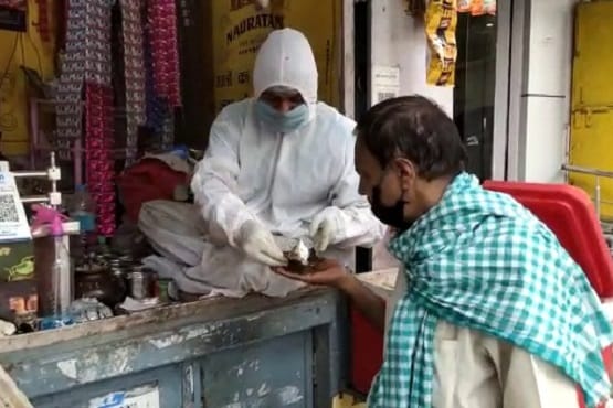वाराणसी: PPE किट पहनकर बेचा जा रहा है मशहूर बनारसी पान