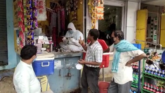 वाराणसी: PPE किट पहनकर बेचा जा रहा है मशहूर बनारसी पान