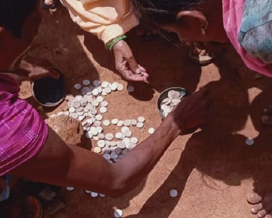 खुदाई में खजाने से भरा मिला घड़ा, भूत के डर से लोगों ने जमीन में गाड़ा