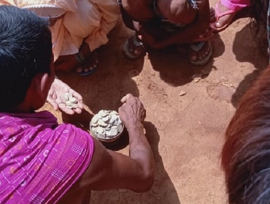 खुदाई में खजाने से भरा मिला घड़ा, भूत के डर से लोगों ने जमीन में गाड़ा