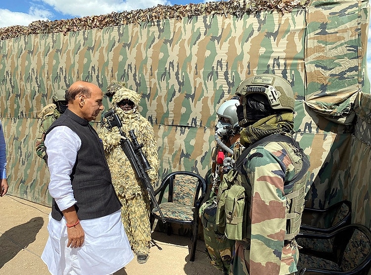 सर्जिकल स्ट्राइक करने वाले पैरा-कमांडोज ने चीन बॉर्डर पर दिखाई ताकत, Photos