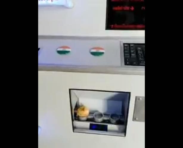 ATM से निकल रहे हैं गोल-गप्पे, पैसे डालो- चंद सेकेंड में उठाकर खाओ!