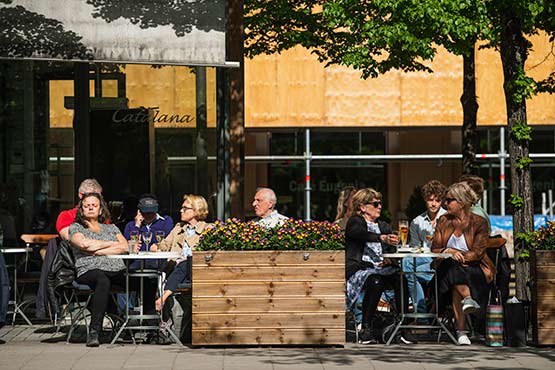 कोरोना के बावजूद बगैर लॉकडाउन के रहा ये देश, क्या मिला लाभ?