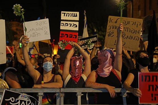 इजरायल में कोरोना बढ़ा तो प्रदर्शन, युवाओं ने बंद किए PM के घर के रास्ते